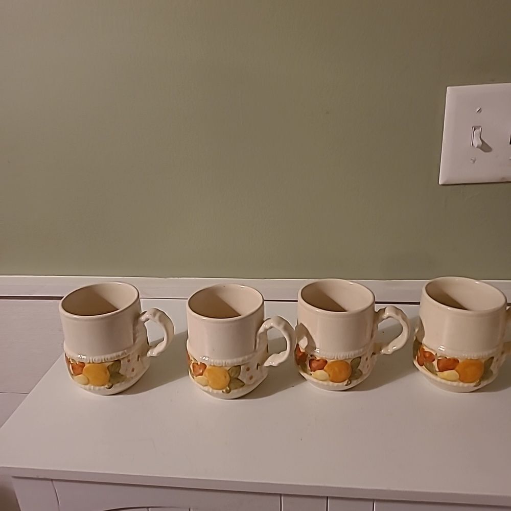 Set of Four Metlox Mugs - Picture 3 of 11